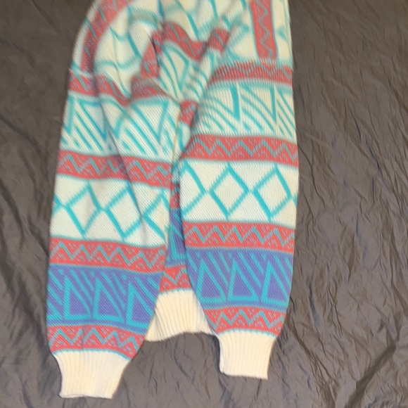 Vibrant Geometric Crewneck Sweater - Picture 6 of 10